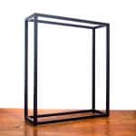 un pied de table en métal noir forme cubique
