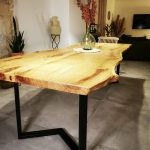 Table avec un pied M en métal avec un plateau en chêne dans le salon